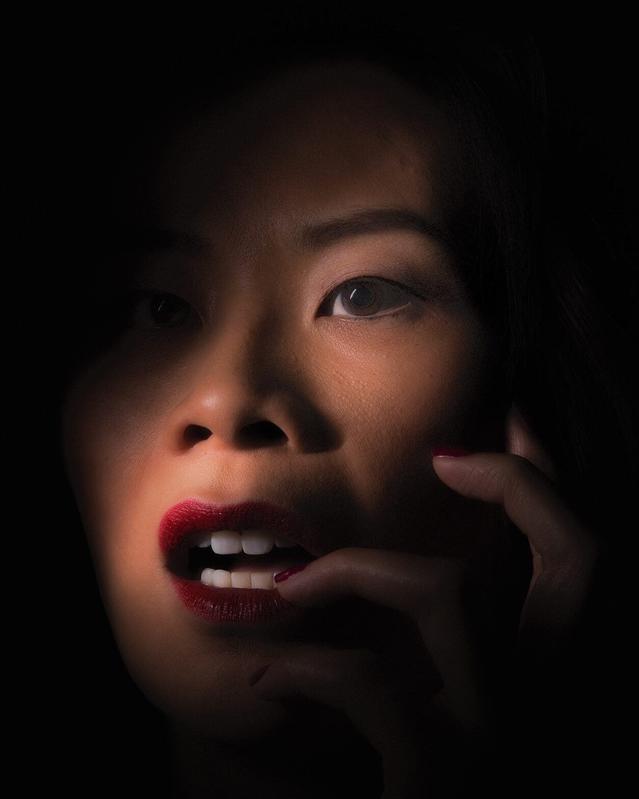 Janet Tsui, Beauty-Porträt im dramatischen Halbdunkel